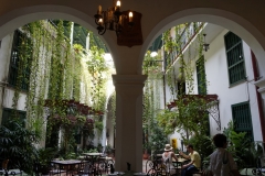 Eski şehirde bir otel avlusu