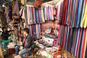 Hanoi'de kravat satıcısı