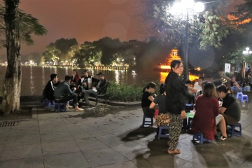 Hoan Kiem kıyısında, Hanoi