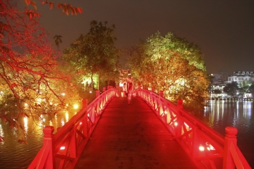 Kırmızı Köprü'de, Hanoi
