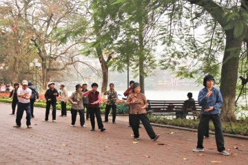 Hoan Kiem kıyısında Tai Chi, Hanoi