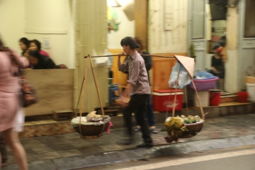 Hanoi'de sokak satıcısı