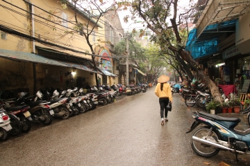 Hanoi sokaklarında bir başına