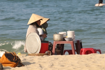 An Bang sahilinde satıcılar, Hoi An