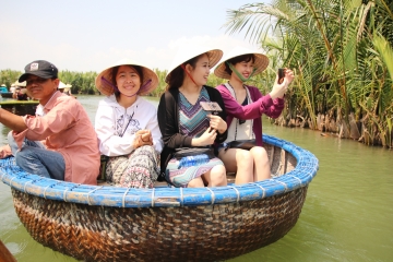 Sepet botlarla gezinti, Hoi An