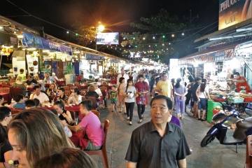 Duong Dong gece pazarında